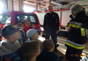 Dzieci rozmawiają ze strażakiem.